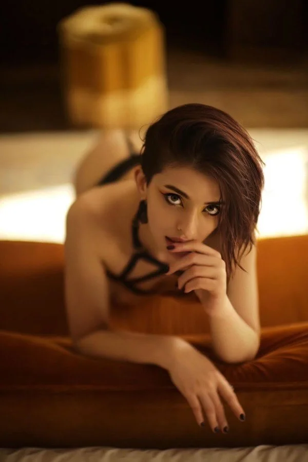 Jungrussisch-brunette-escort-adjika2